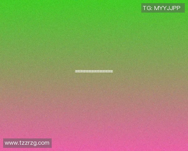 足球明星抵达机场与粉丝亲密合影瞬间展现魅力与热情