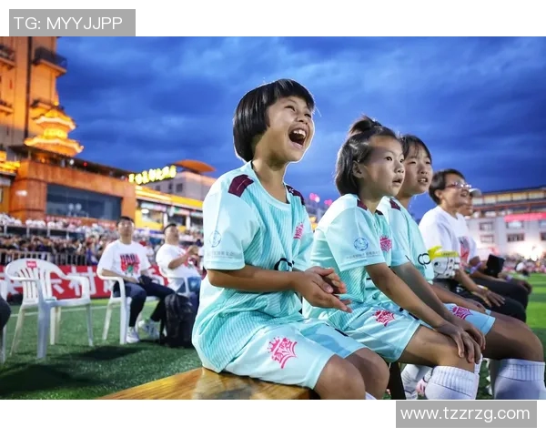 与足球明星同款合影的女孩们展现青春活力与梦想追逐的精彩瞬间